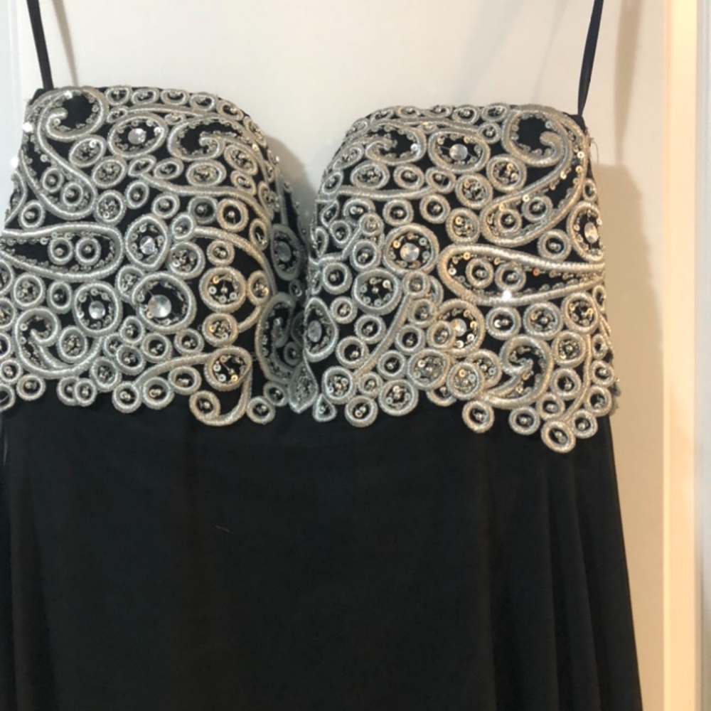 Gown - Picture 3 of 8